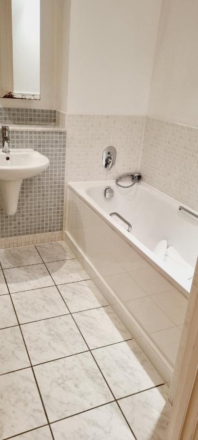 Luxury Canary Wharf Apartment With Free Parking Londra Dış mekan fotoğraf